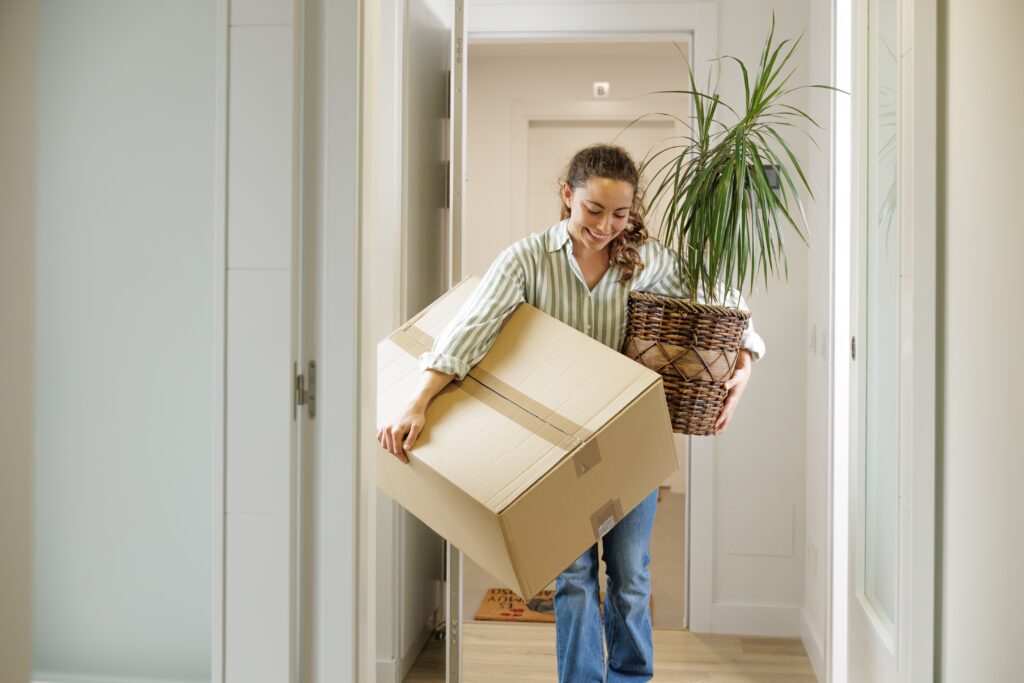 Woman carrying moving box | How to rent with bad credit