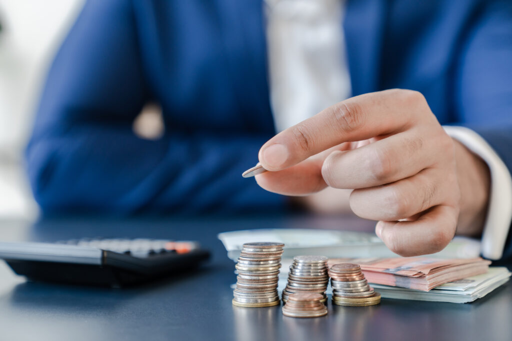 Man stacking coins | Where to get a $1000 loan